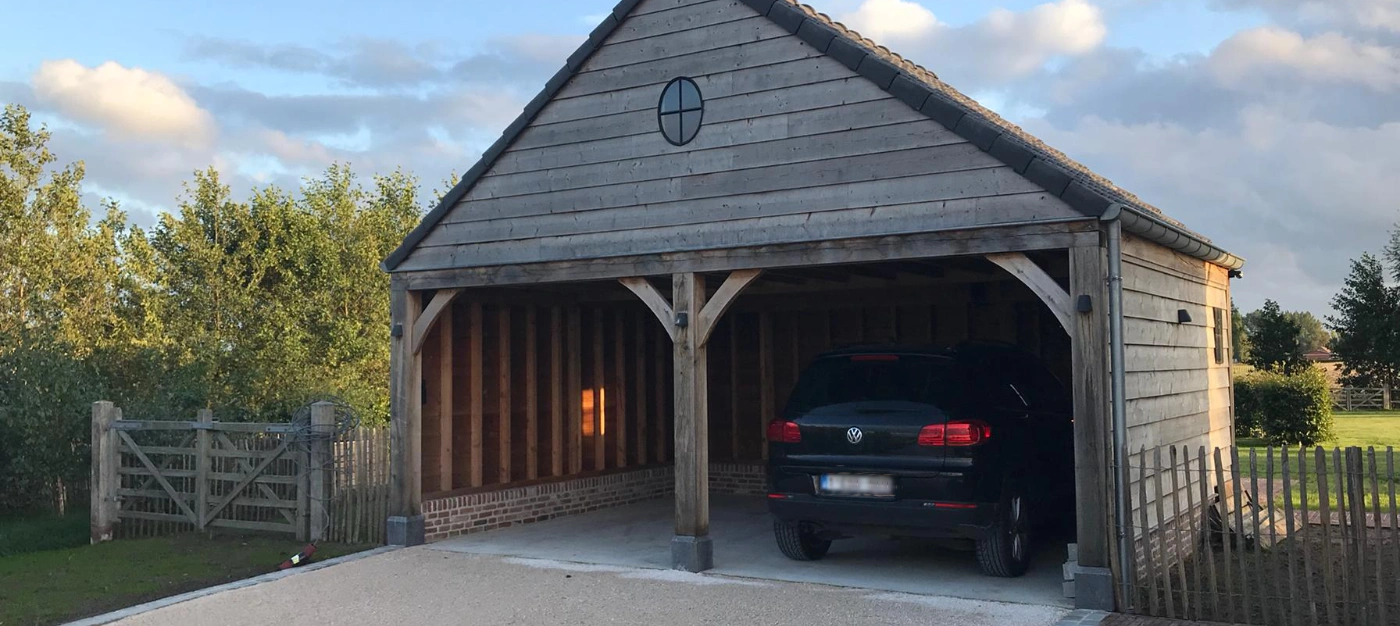 Bijgebouw in thermowood den, constructie in eik
