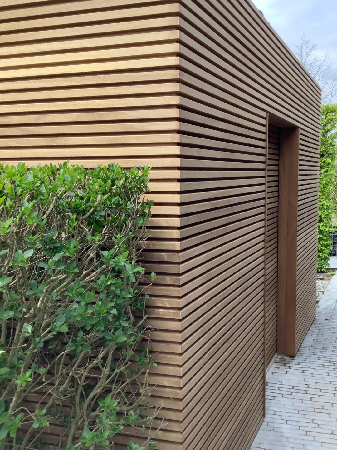 moderne tuinberging in triple thermowood profiel