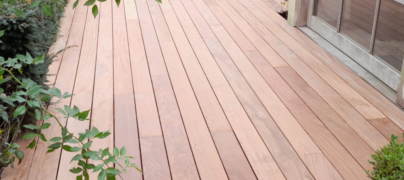 houten-terras-in-tropisch-hardhout